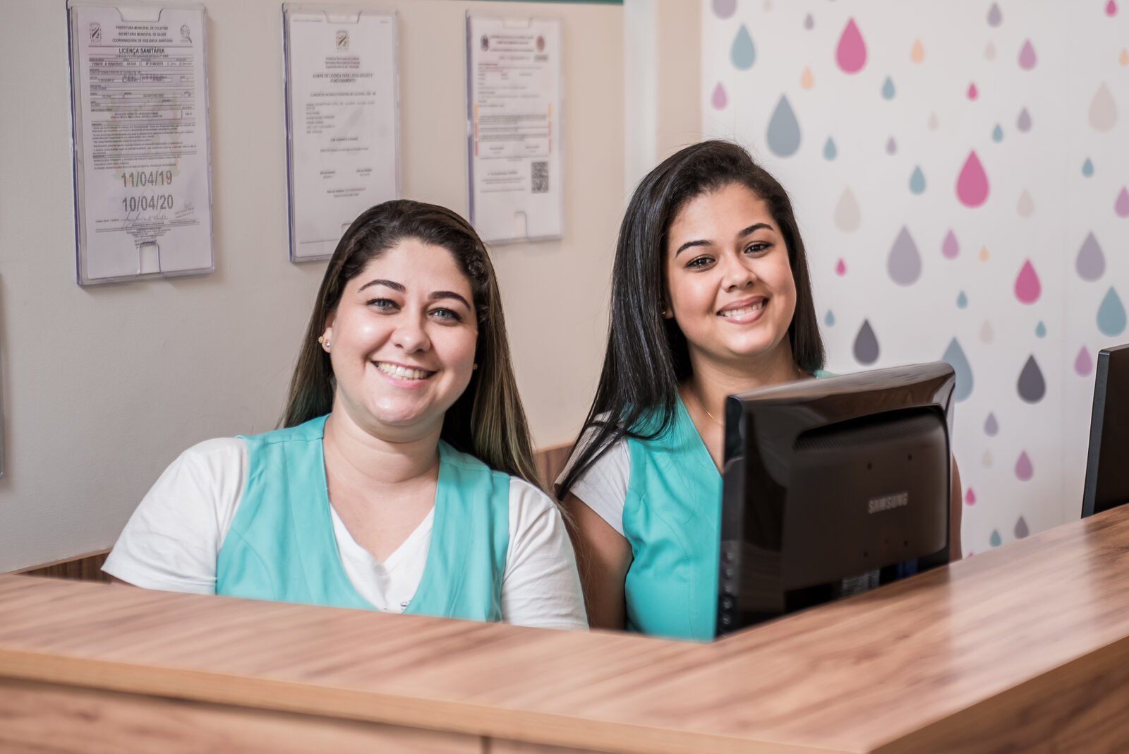 Equipe de atendimento da Clivped Colatina Matriz na recepção