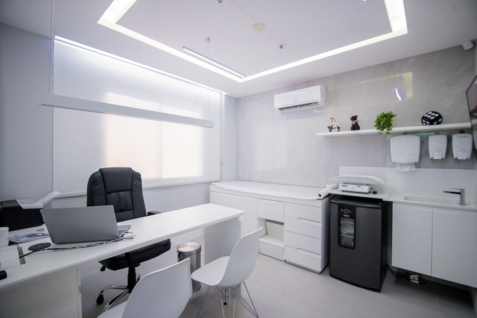 Consultório da Clivped Tech Colatina, com maca, bancada e refrigeração própria