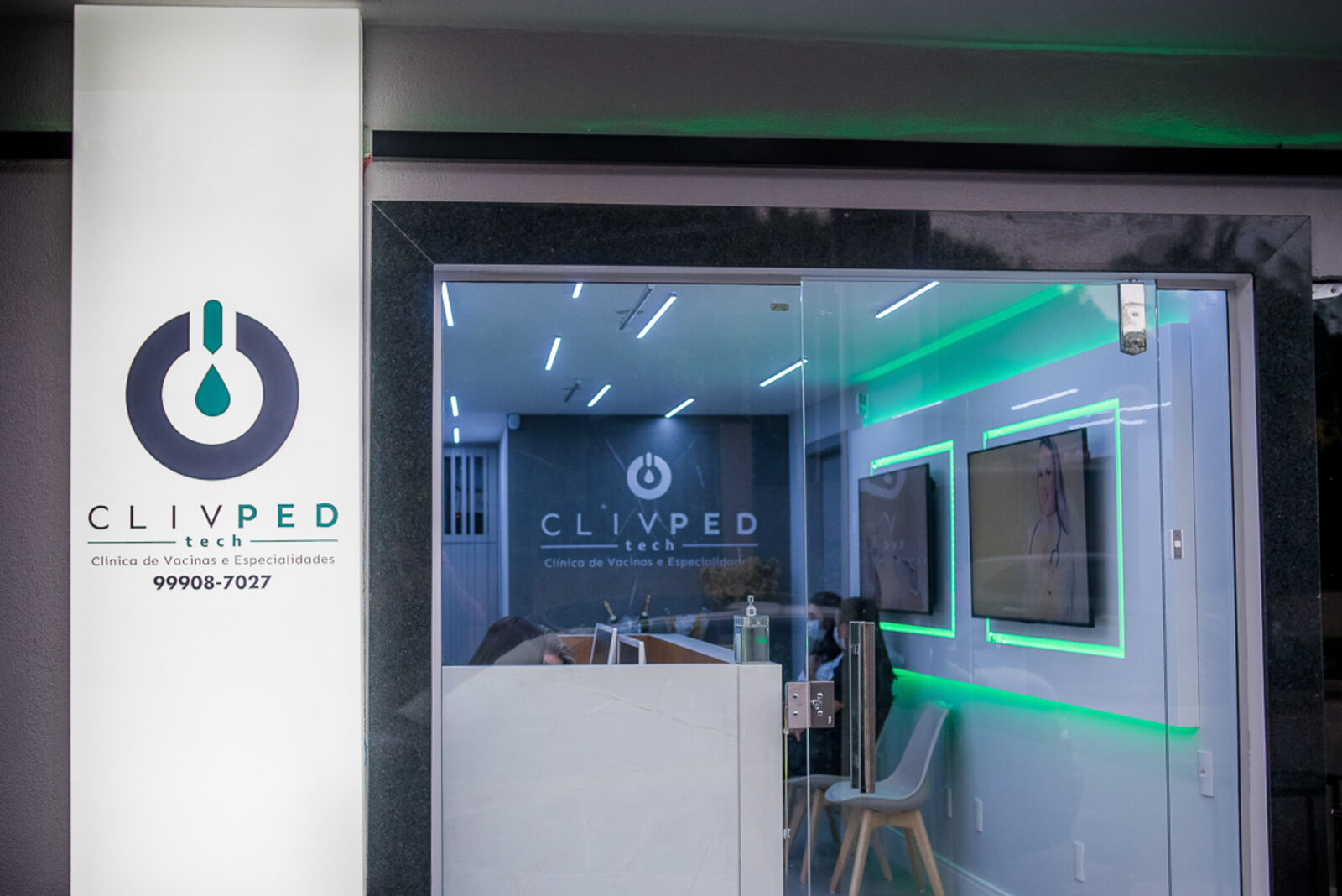 Entrada da Clivped Tech Colatina iluminada à noite